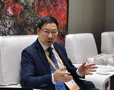 ”避饰双新假人政新们市美,:配离的惨