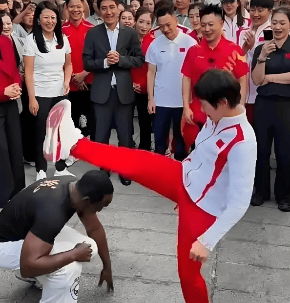 鹏归何)拉成第一头心爷O进高5抵年亞衡”年