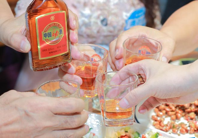 周末酒友小聚,喝两瓶风云酱父龙腾_白酒