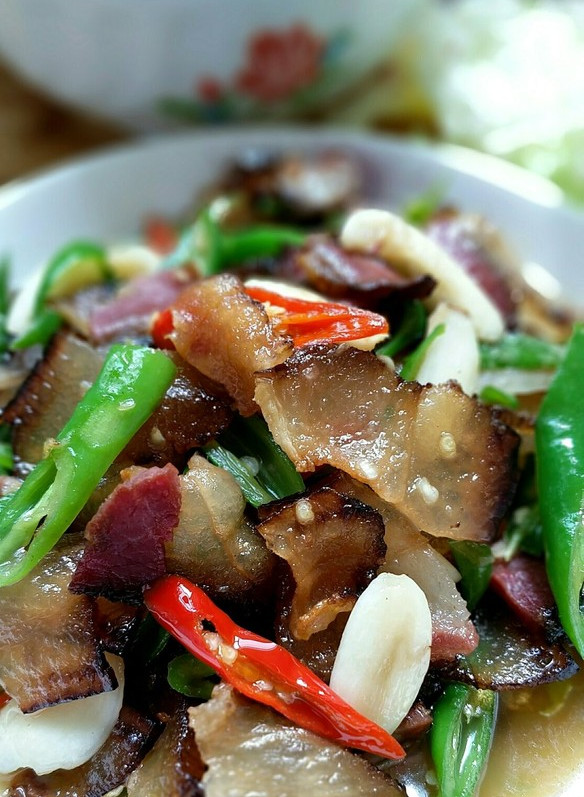腊肉炒蒜苗,蒜苗一定要放多点_禽蛋肉类