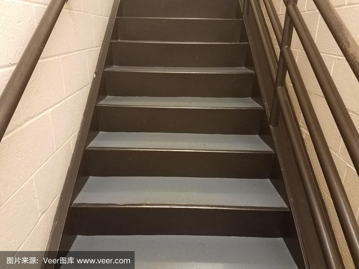 一吨水泥700元楼梯上3楼,很划算吧!