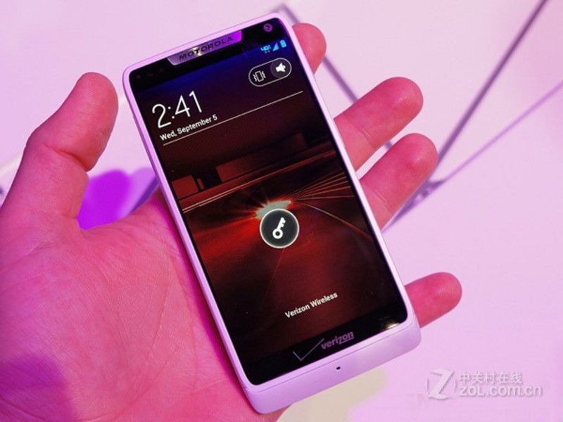 大屏幕有大作用摩托罗拉RAZR2V9评测视频