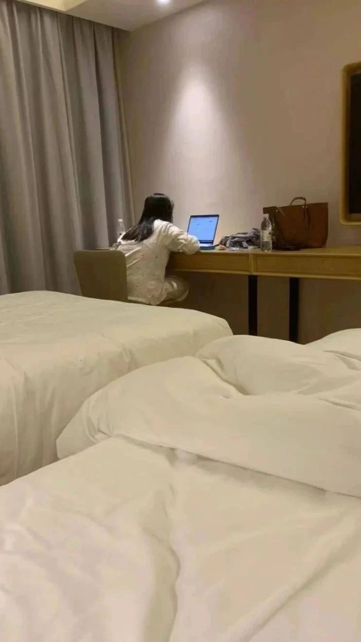 今天在宾馆,和隔壁的阿姨做了,她叫去去她屋里修电脑,