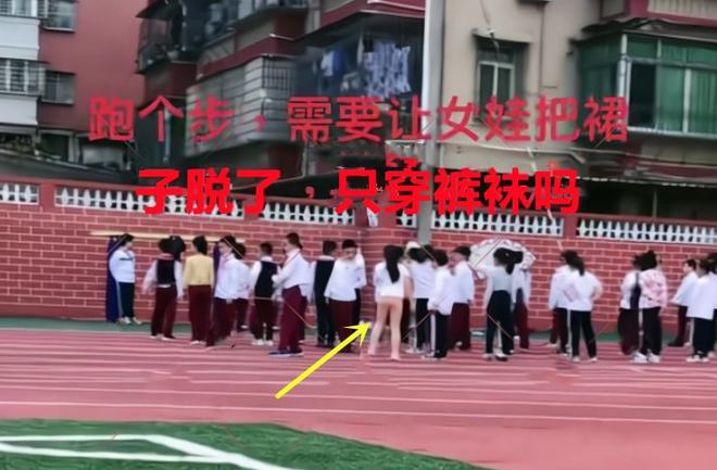 昨天晚上我和几个哥们被体育老师脱的精光圈子