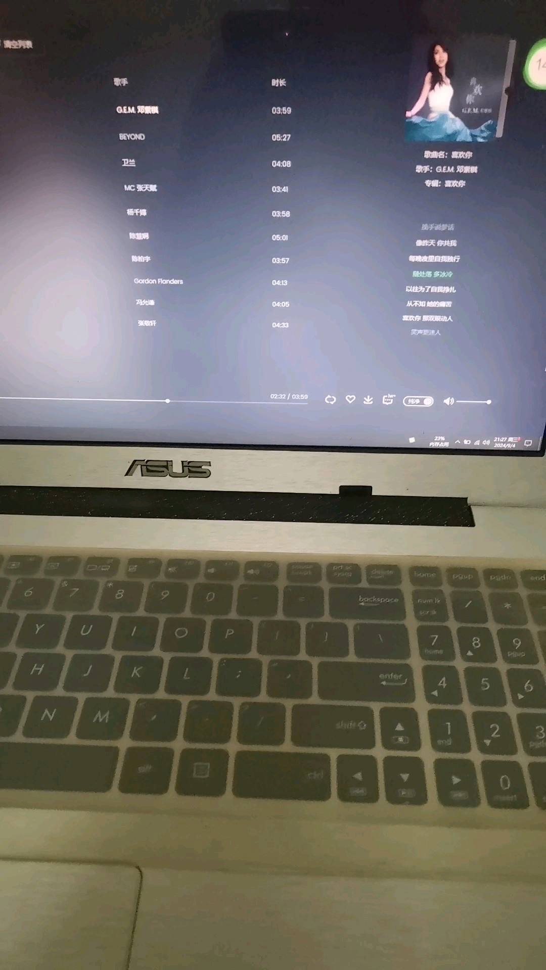 华硕a556u有几个存储空间槽?最多可以加几g存储空间