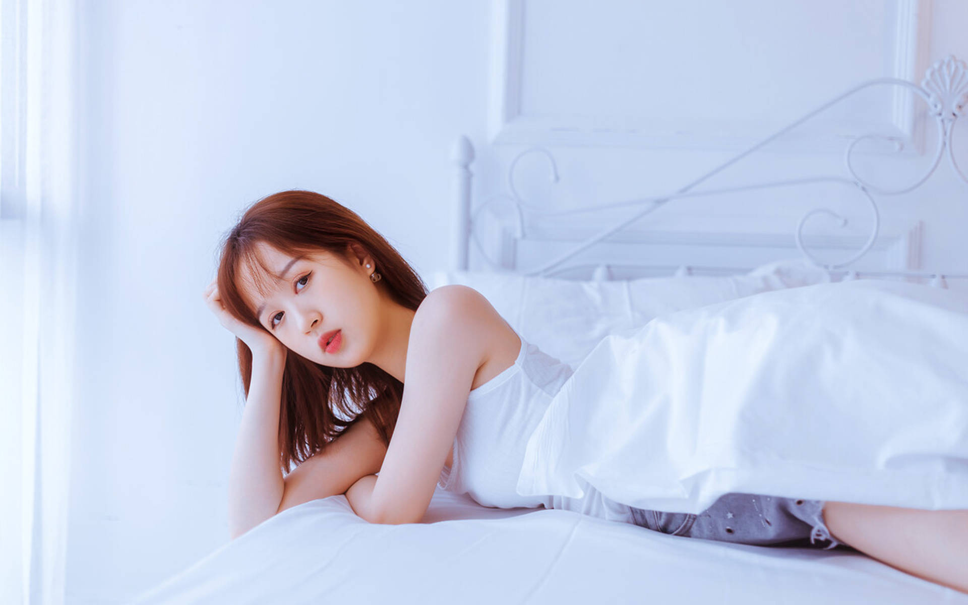 睡着的性感美女床上写真图片壁纸-高清背景图