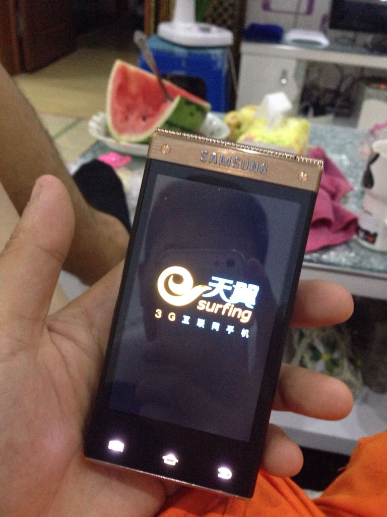 手机开不了机,一直显示引领3G生活,怎么处理