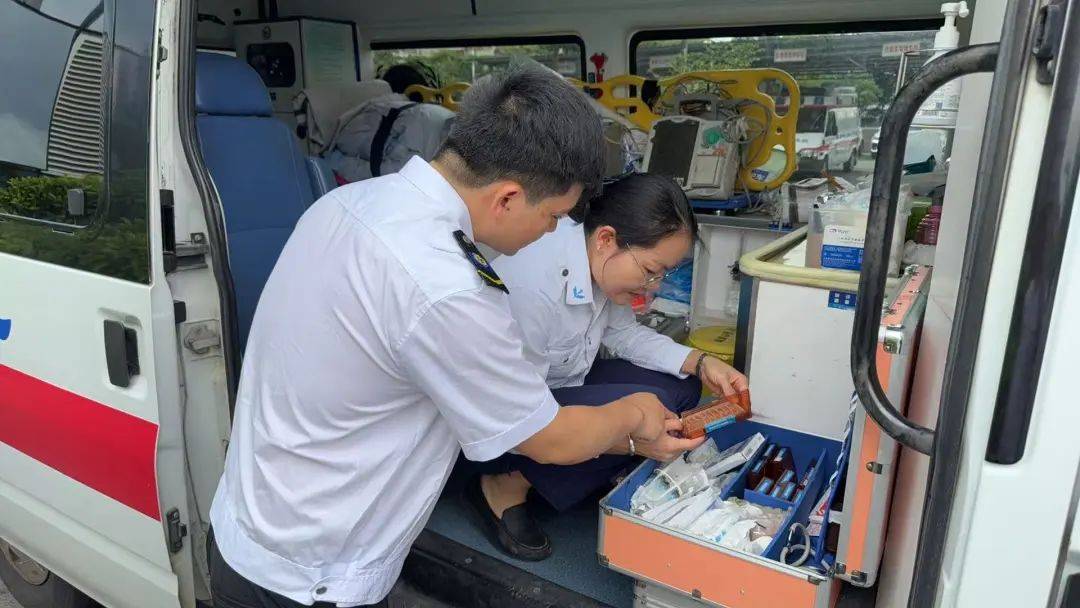 南宁救护车租赁服务病人转院救护车24小时随叫随到视频