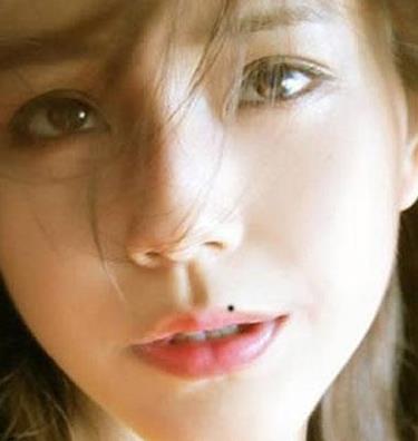 女人流泪痣相传说这类女生特别爱哭鼻子,有点多愁善感