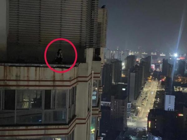 凌晨两点半看到客厅有黑影人是怎么回事?