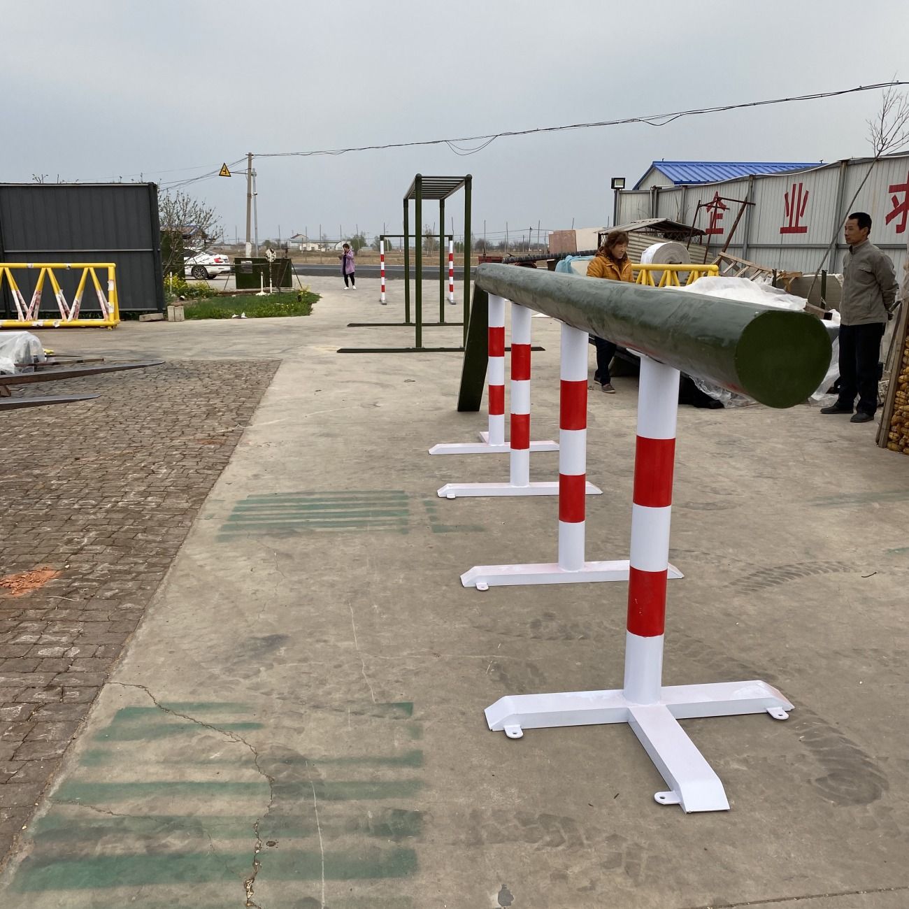 四百米障碍赛跑部队训练场地安装400米障碍器材价格