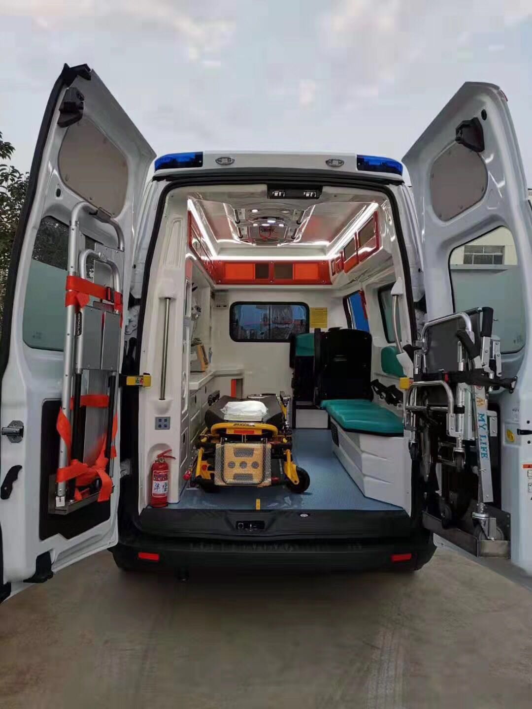 东莞医院返乡救护车出租病人转运车出租贴心护理人员视频
