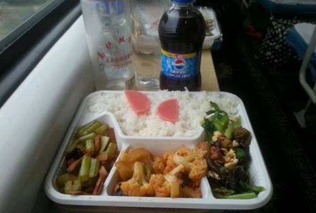火车上饭贵吗