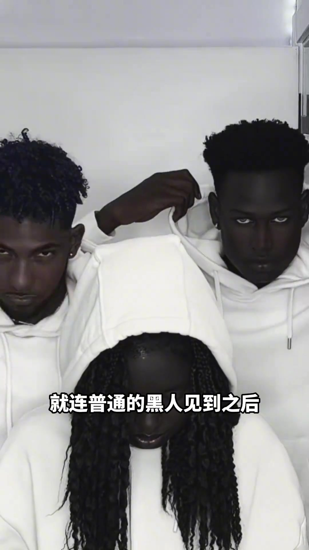 皮肤黑的人穿什么颜色衣服好看