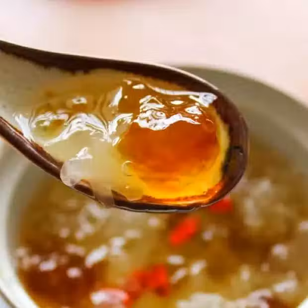 桃胶皂角米银耳汤