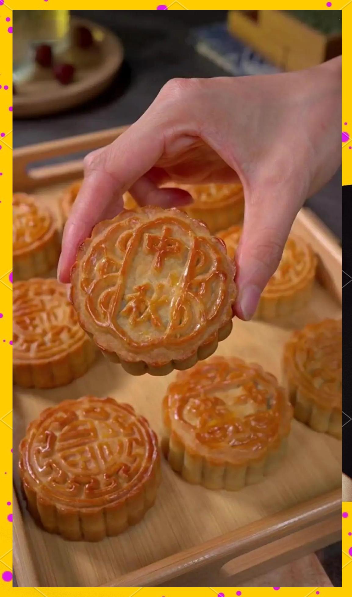 在家里自己动手做月饼,过程非常简单