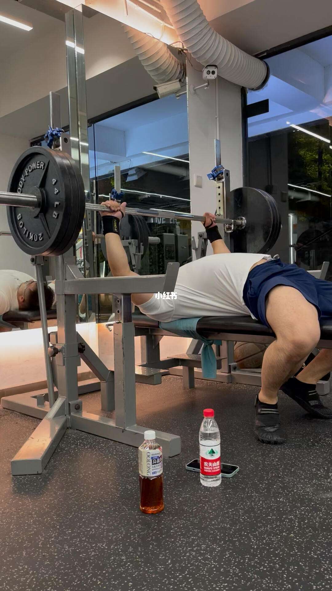 卧推的标准动作动图