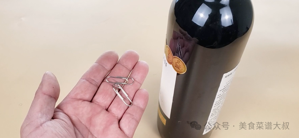 红酒没有开瓶器怎么开 打火机
