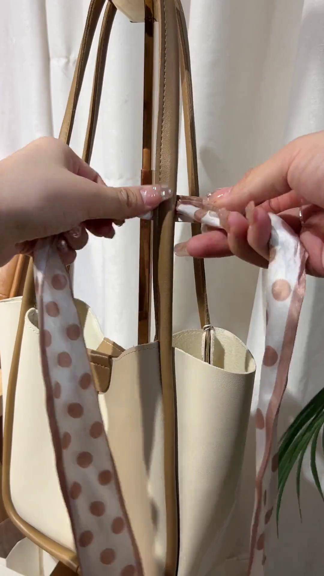 丝巾怎么绑在包上图解