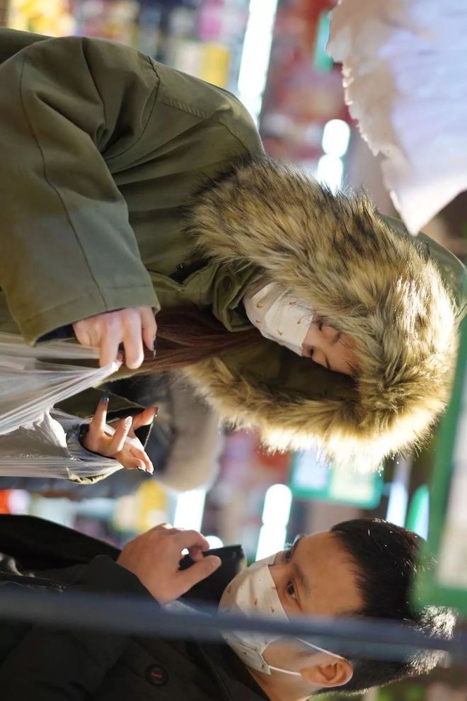 屏息凝视的意思是什