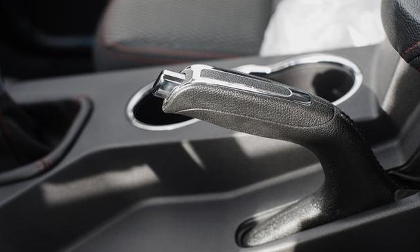 手刹没放开了一段路 对车伤害大吗