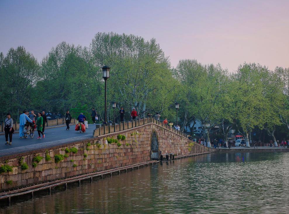 西湖断桥的来历