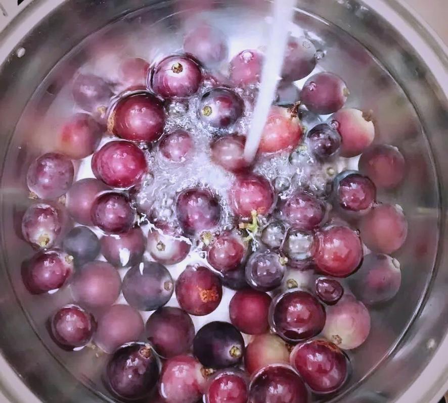 洗葡萄的正确方法是什么,用面粉还是盐洗得更干净?