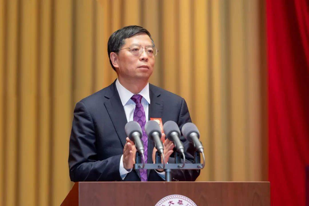 清华大学的校长姓什么